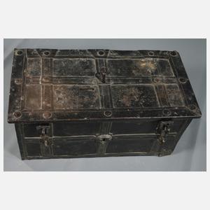 Frühe Eisentruhe