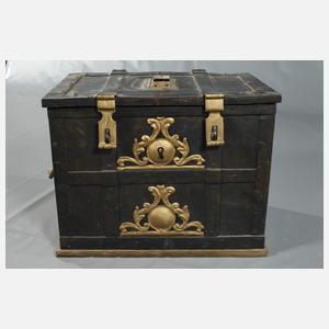 Schwere Eisentruhe barock