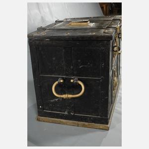Schwere Eisentruhe barock