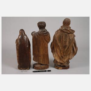 Drei geschnitzte Heiligenfiguren