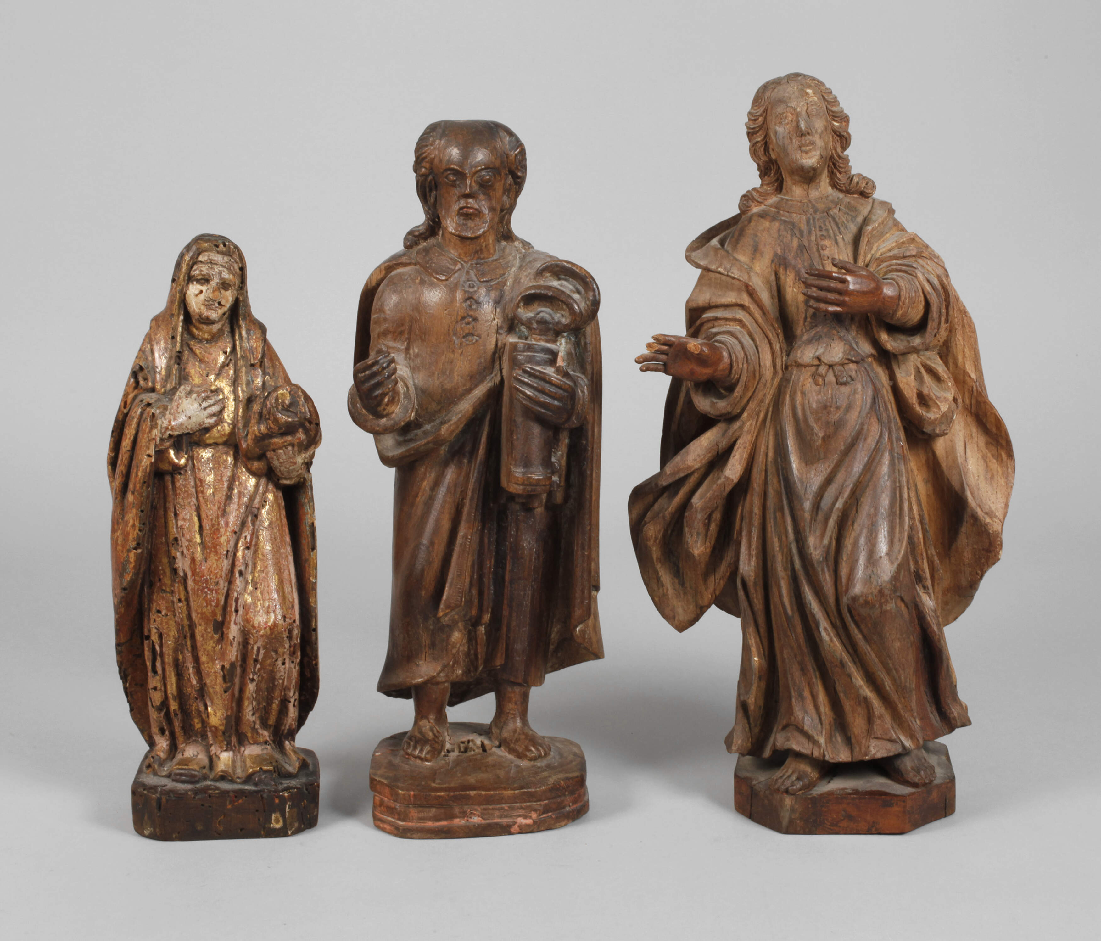 Drei geschnitzte Heiligenfiguren
