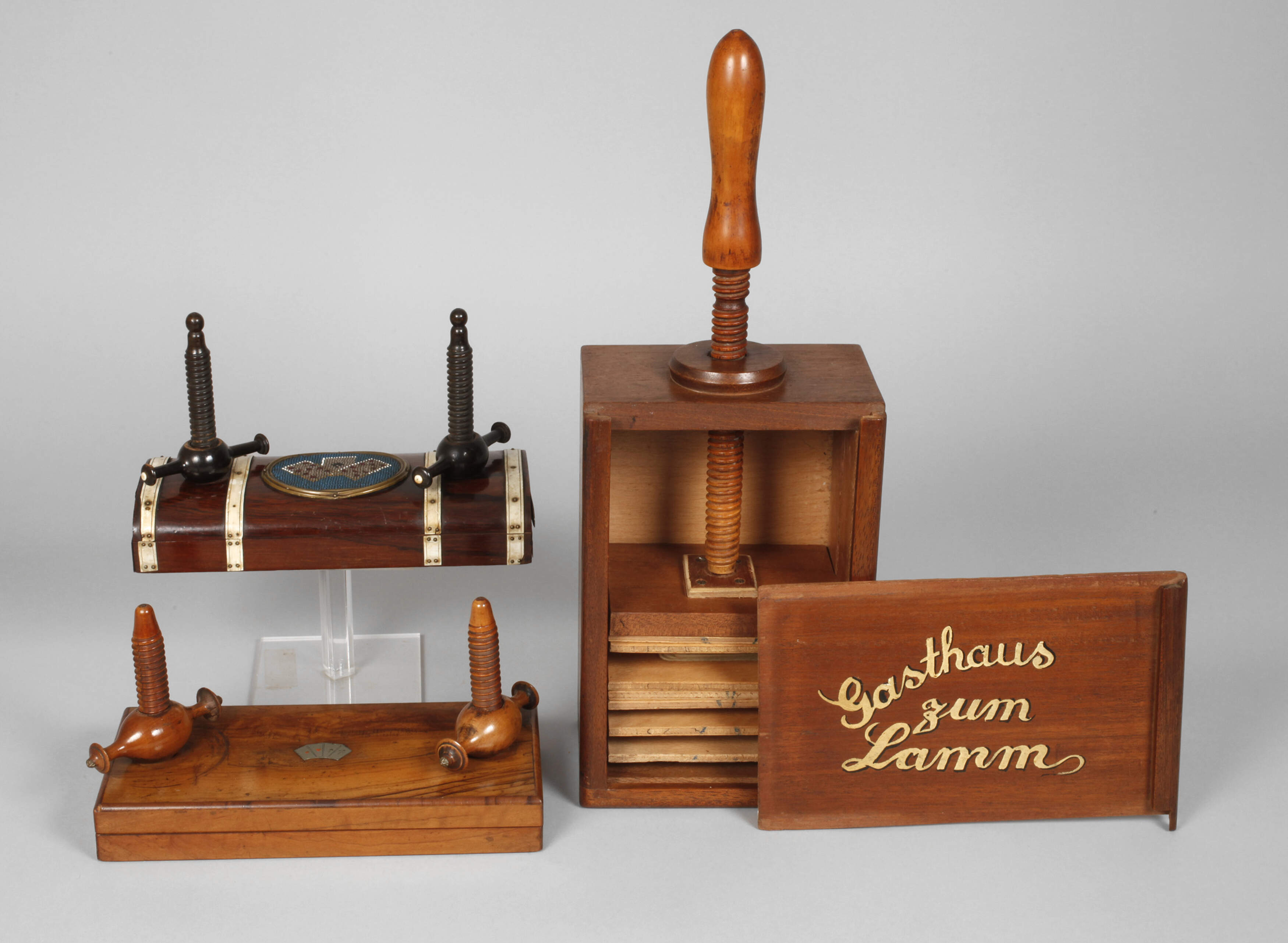 Drei Spielkartenpressen