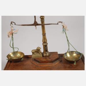 Barocke Münzwaage mit Löwen
