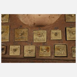 Barocke Münzwaage mit Löwen