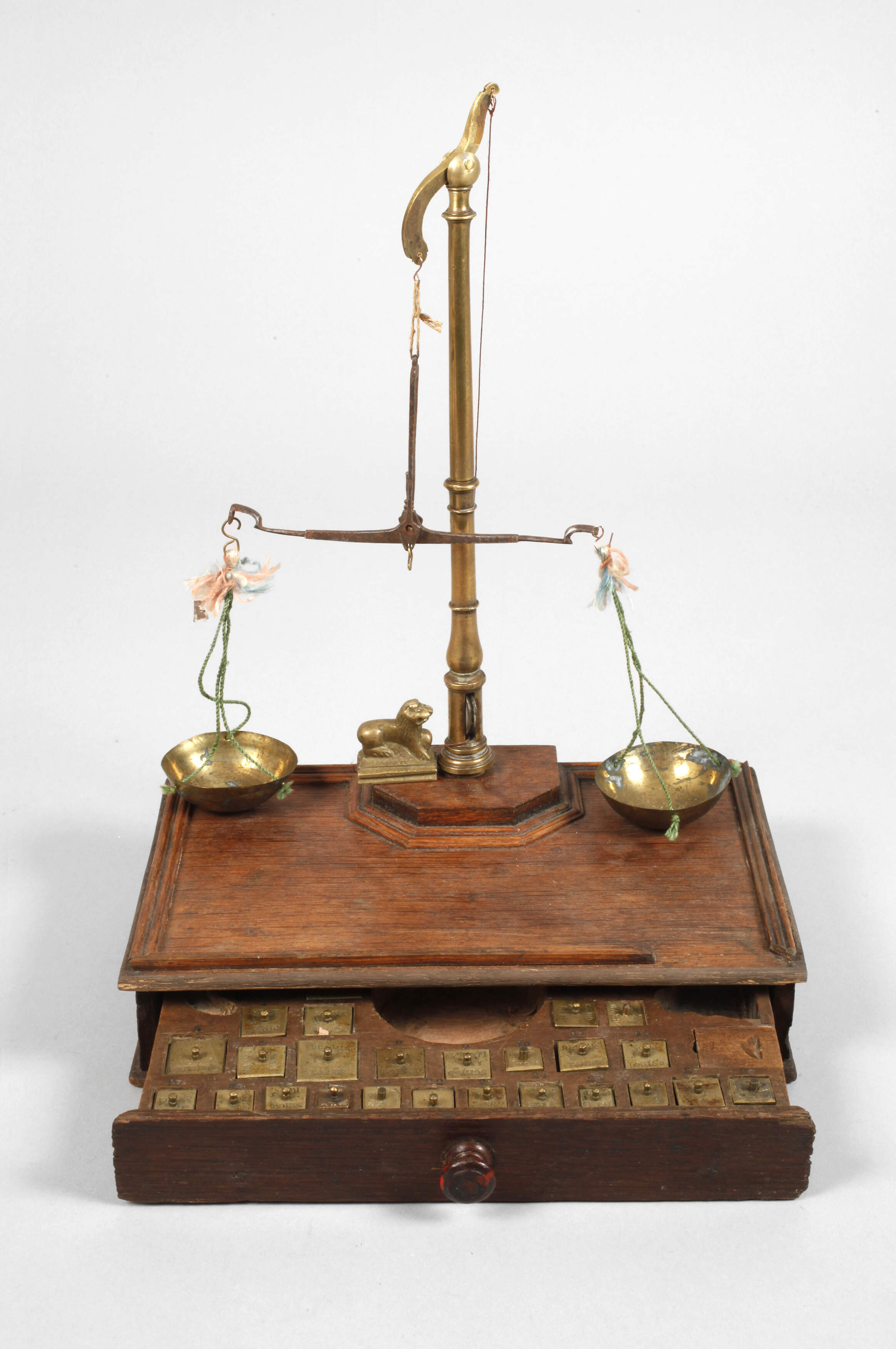 Barocke Münzwaage mit Löwen