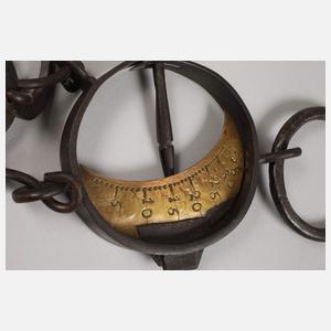 Zwei historische Waagen