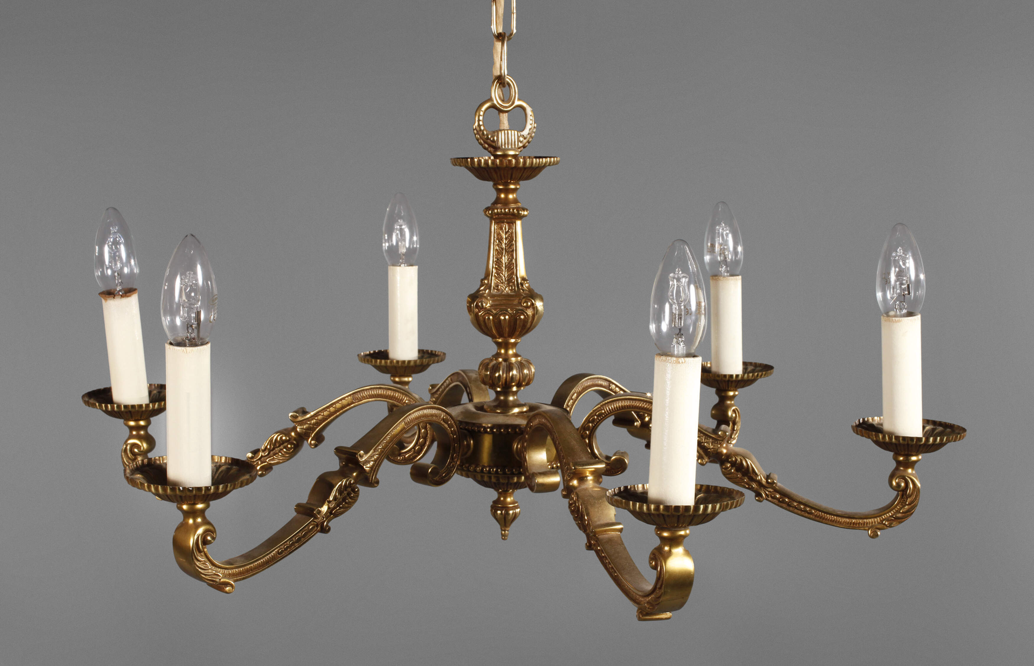 Deckenlüster im klassizistischen Stil