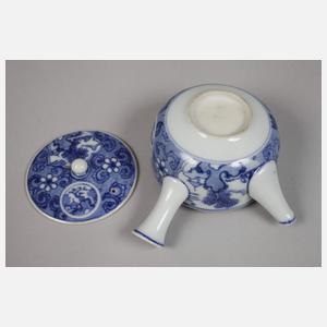 Teekännchen und zwei Schalen