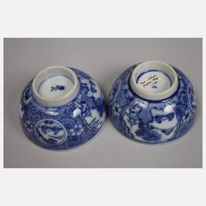 Teekännchen und zwei Schalen