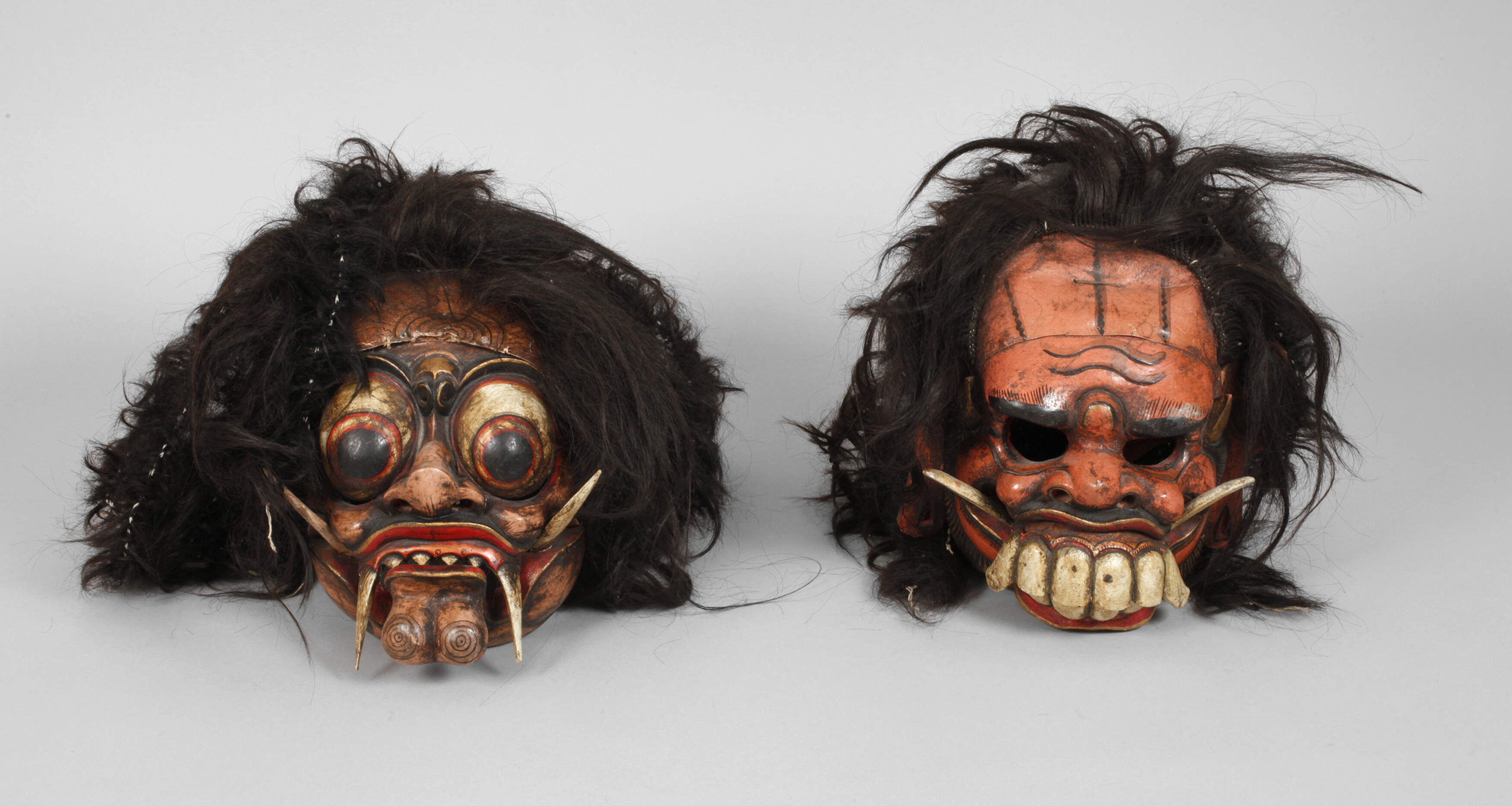 Zwei balinesische Tanzmasken