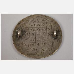 Amulett und Speerspitze