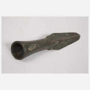 Amulett und Speerspitze