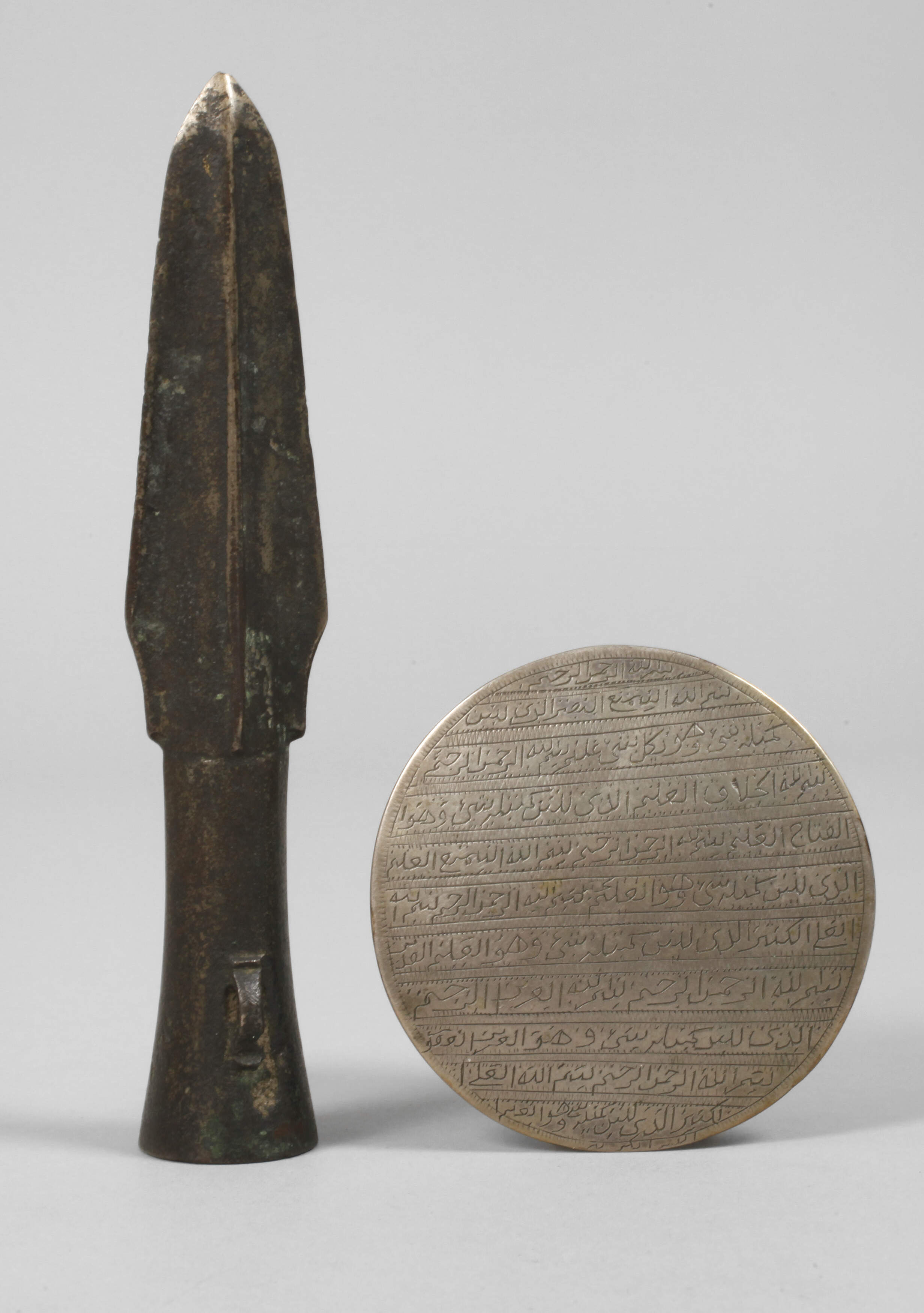 Amulett und Speerspitze