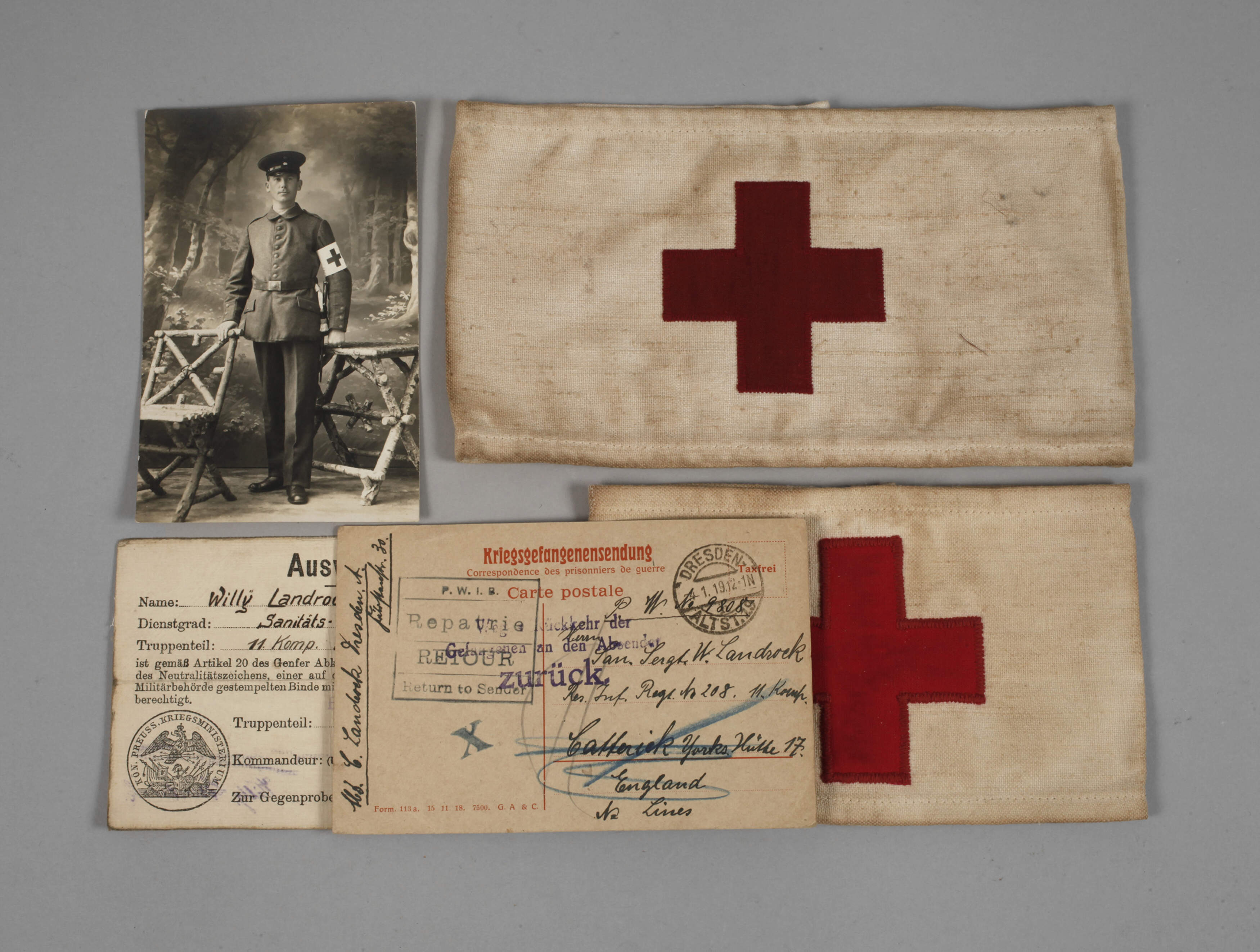 Zwei Armbinden Rotes Kreuz