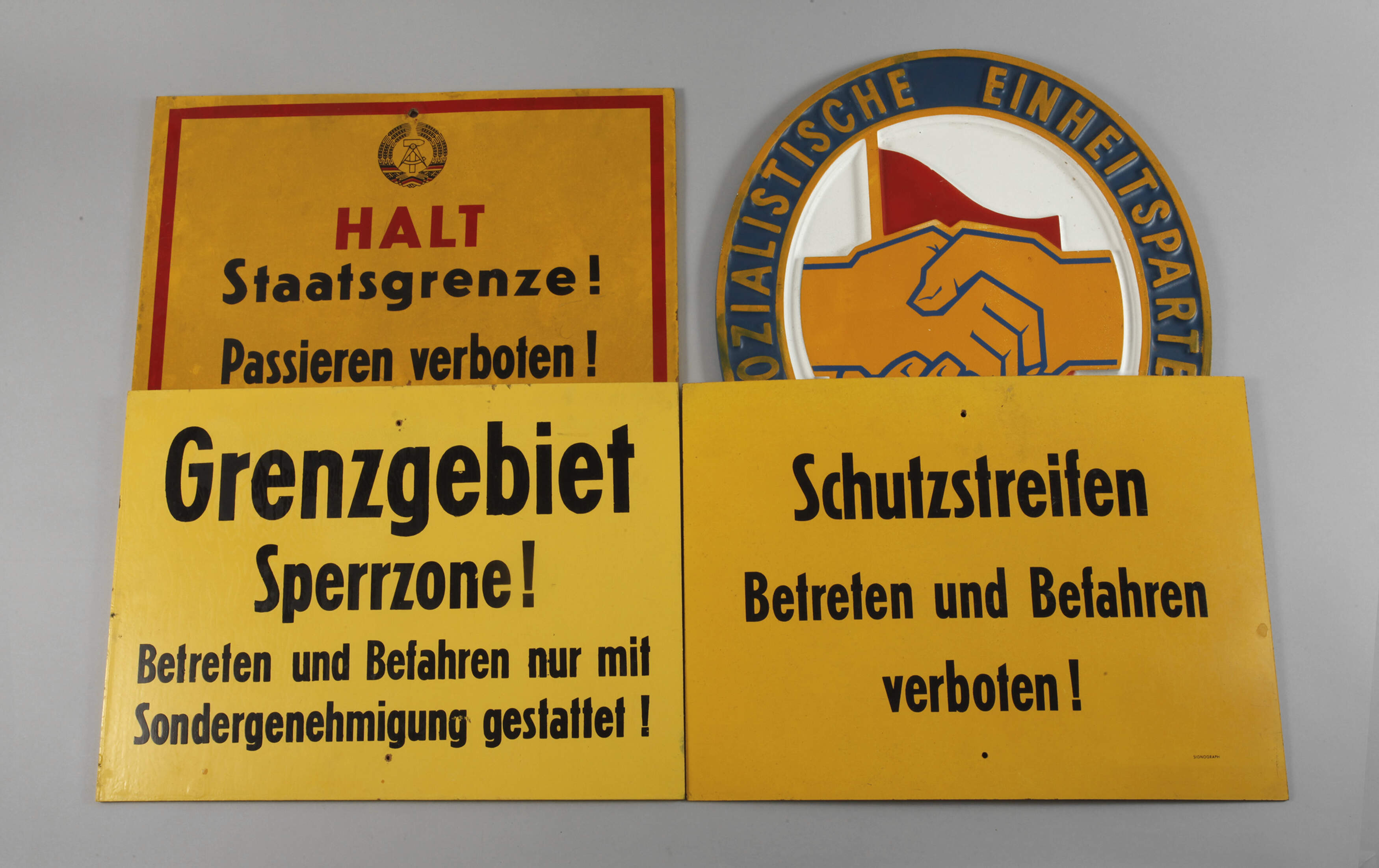 Vier Schilder DDR
