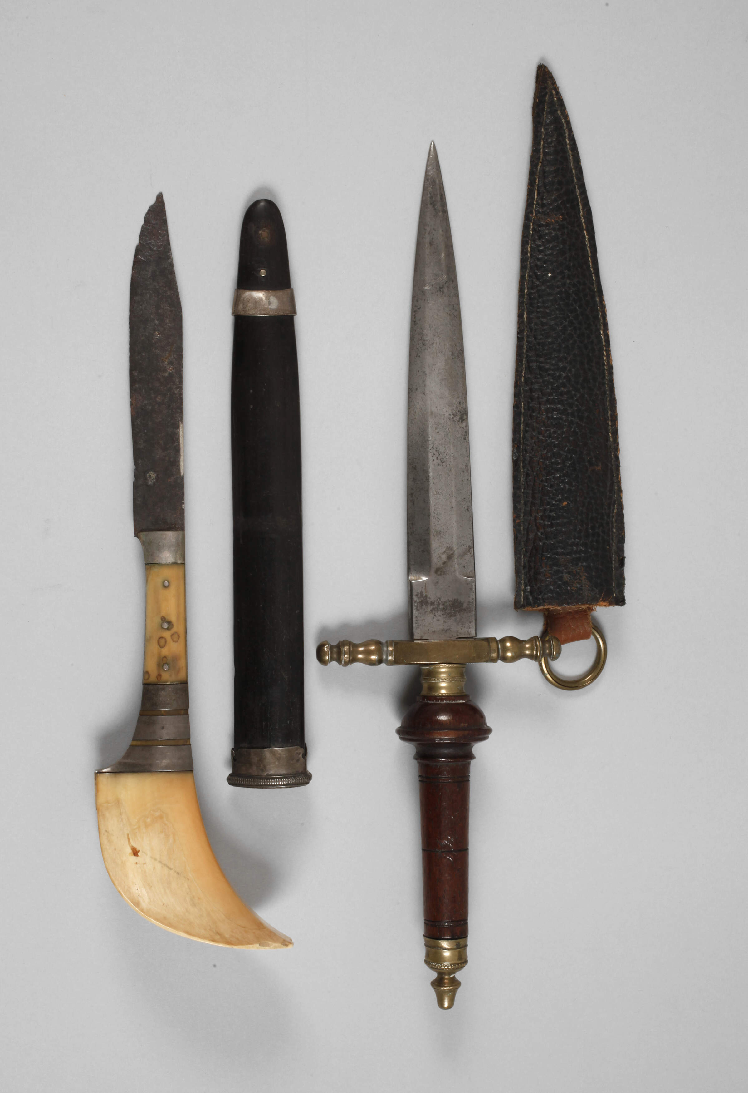 Zwei orientalische Dolche