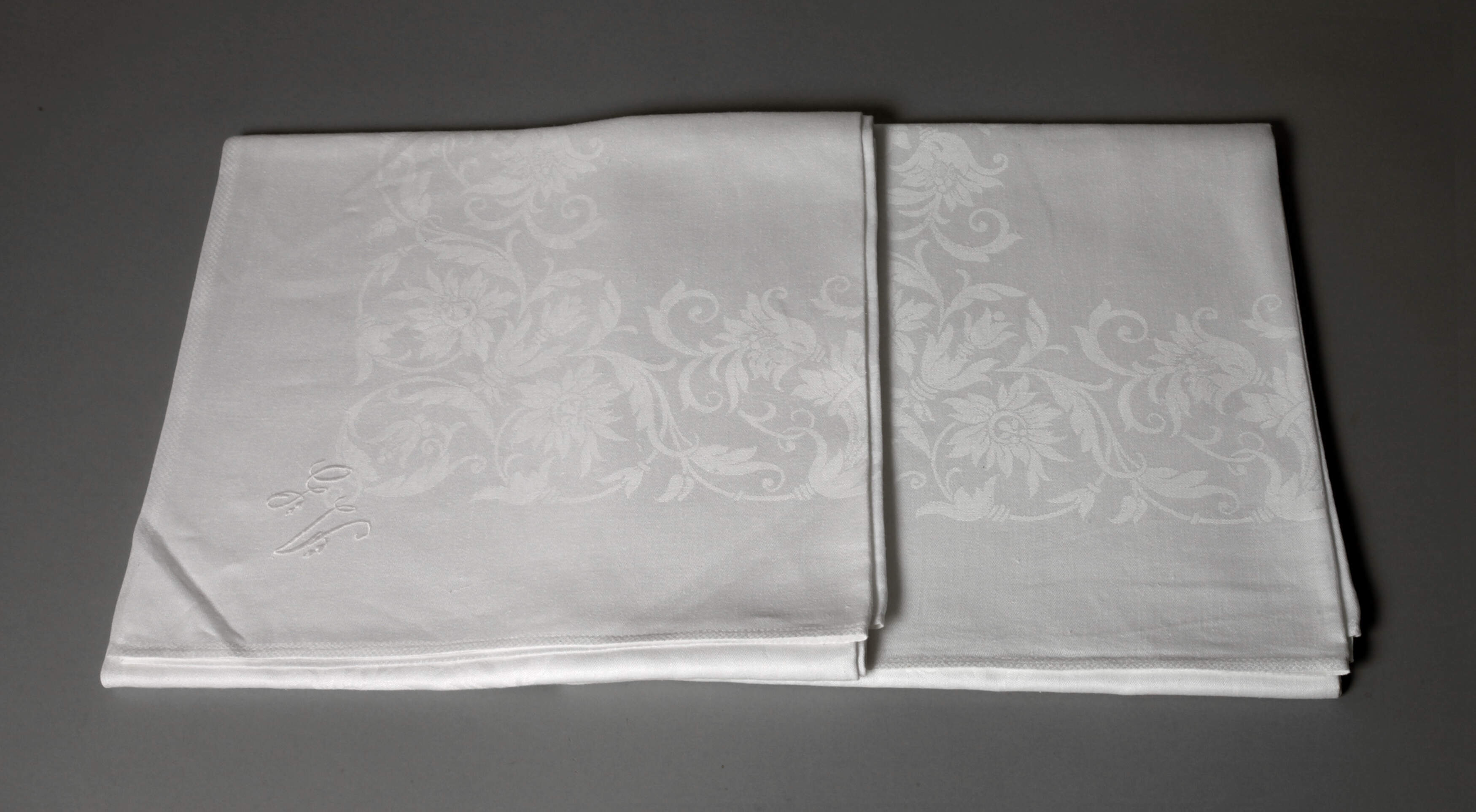 Paar Tafeltücher Arabeskendekor