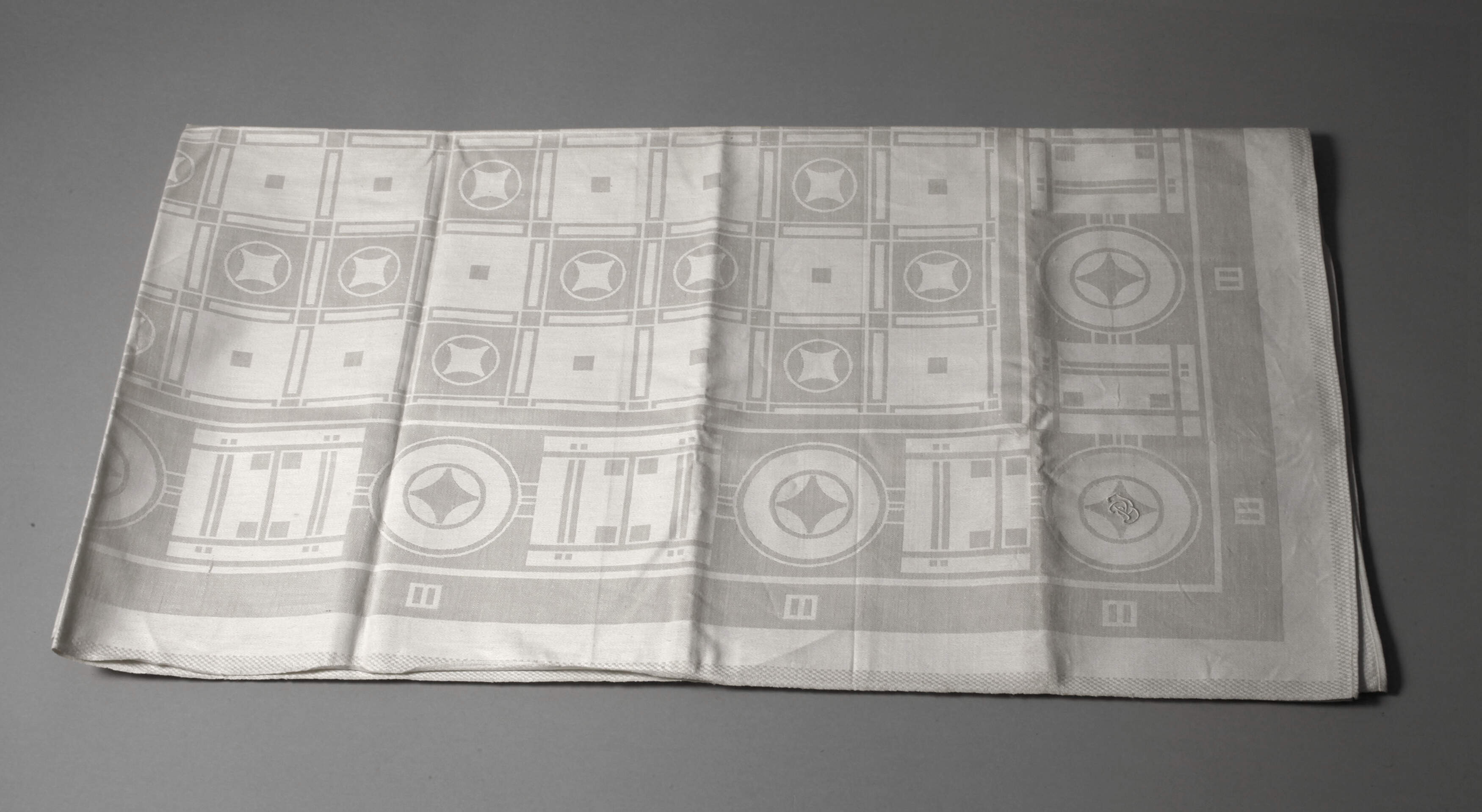 Tischdecke geometrischer Jugendstildekor