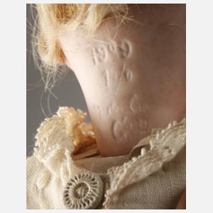 Kleine Porzellankopfpuppe