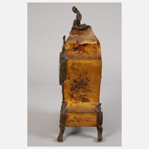 Kleine Tischuhr im Rokokostil