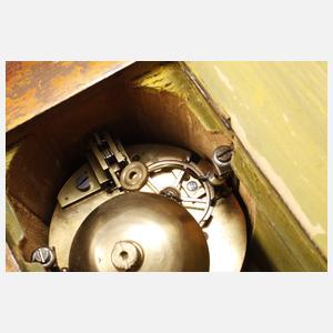 Kleine Tischuhr im Rokokostil