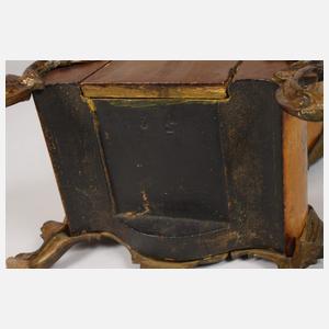 Kleine Tischuhr im Rokokostil