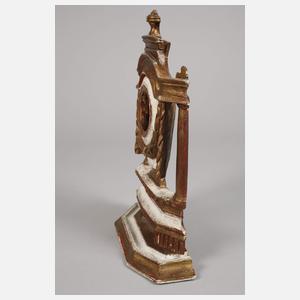 Geschnitzter Uhrenständer