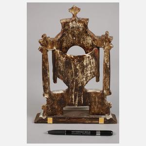 Geschnitzter Uhrenständer