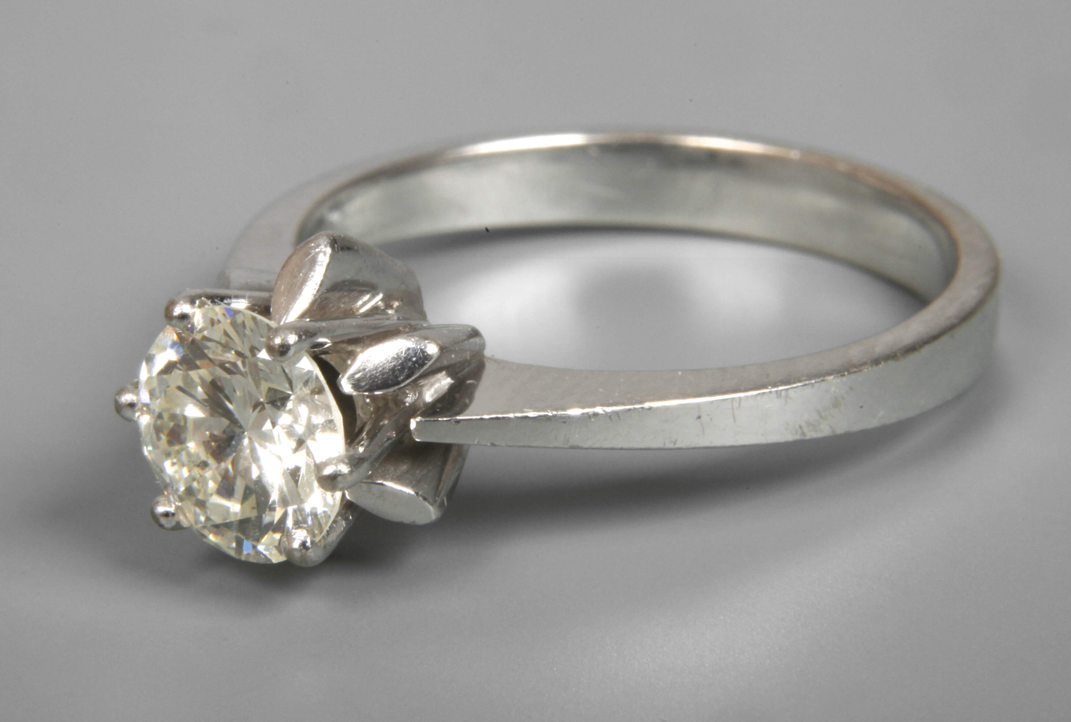Damenring mit Brillanten von ca. 1,0 ct