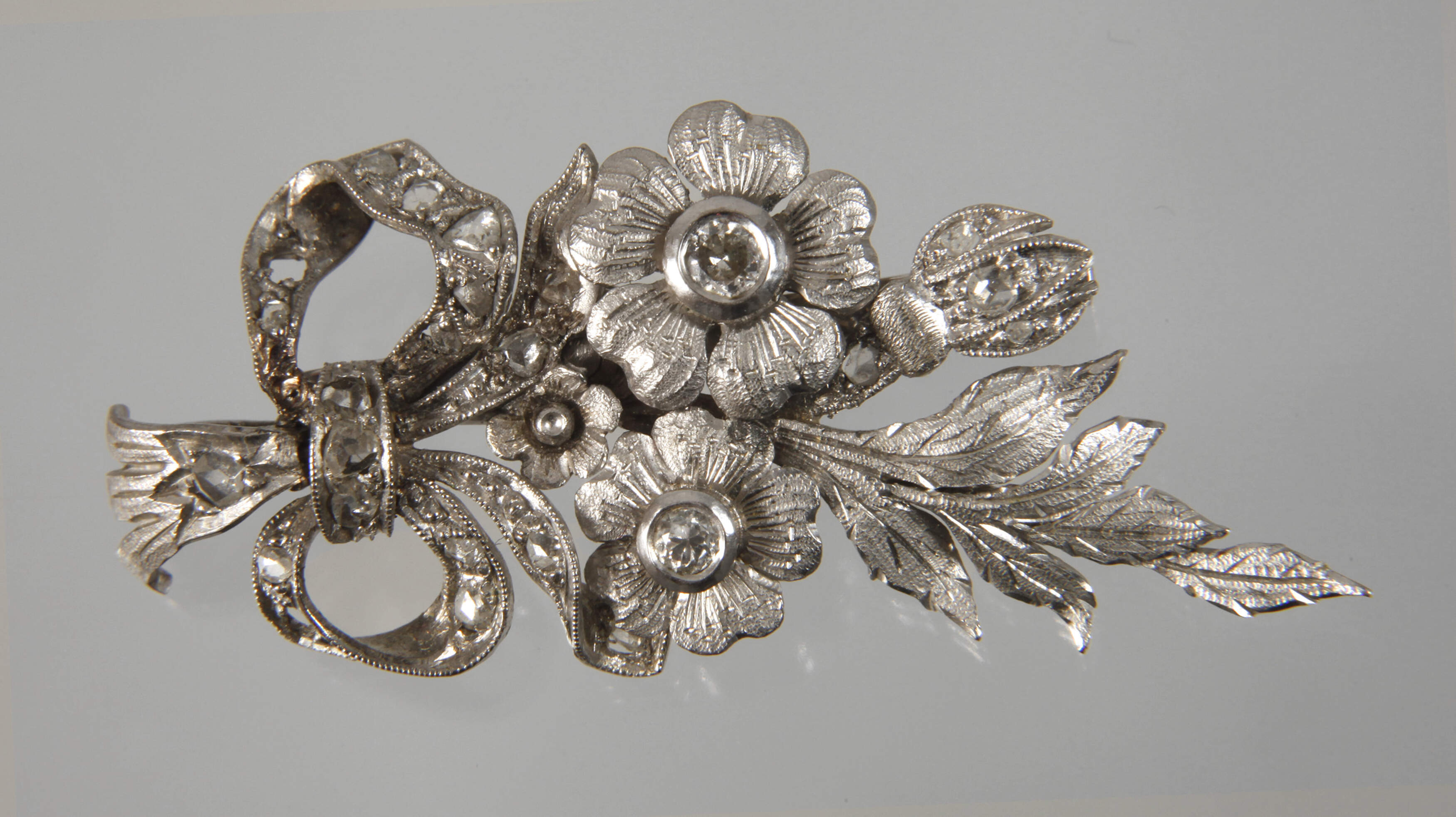 Blütenbrosche mit Brillanten