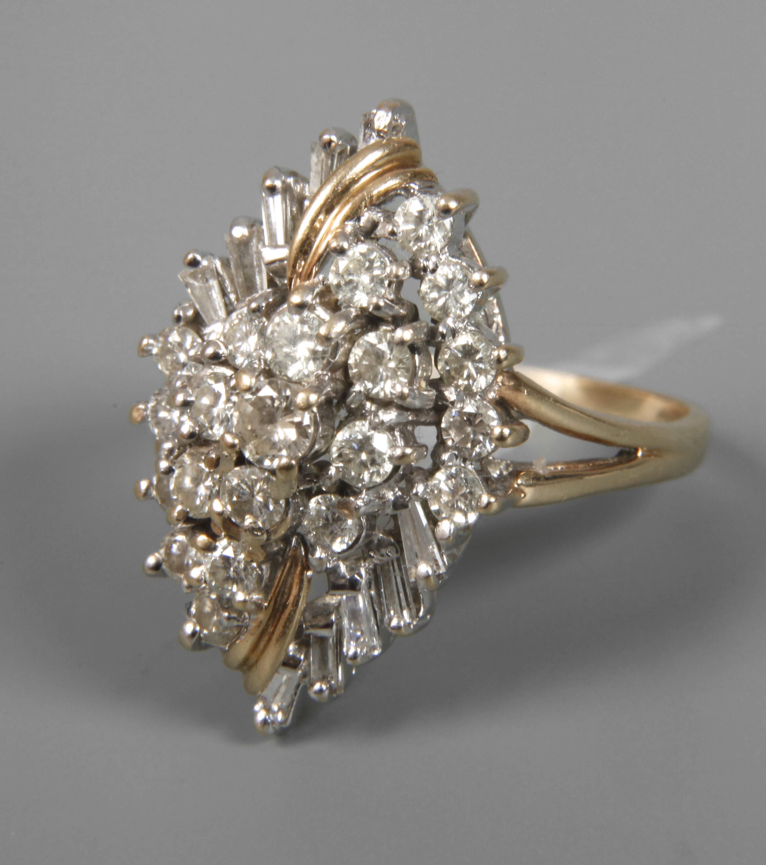 Damenring mit Brillanten von zusammen ca. 2 ct