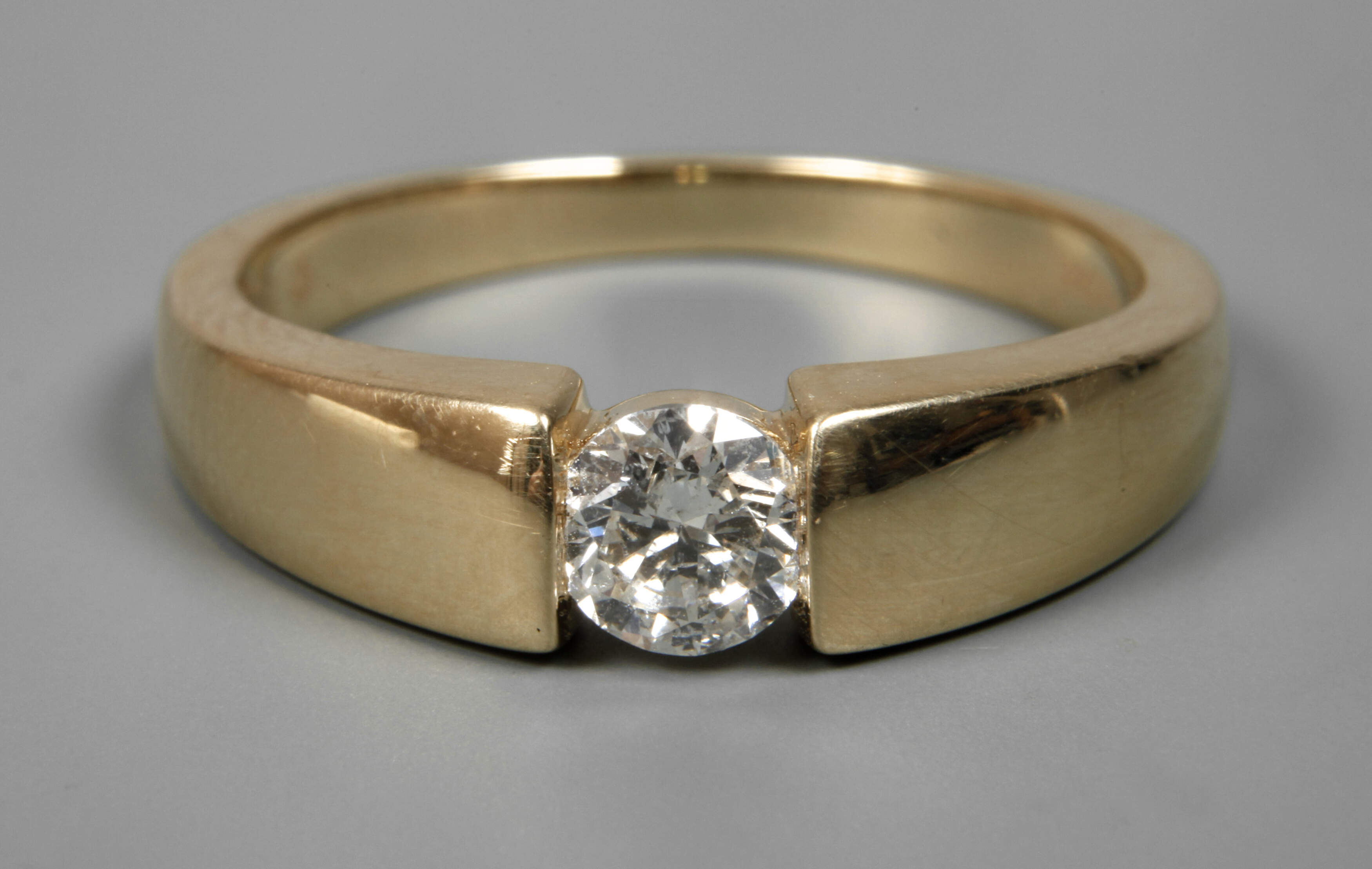 Moderner Damenring mit Brillant