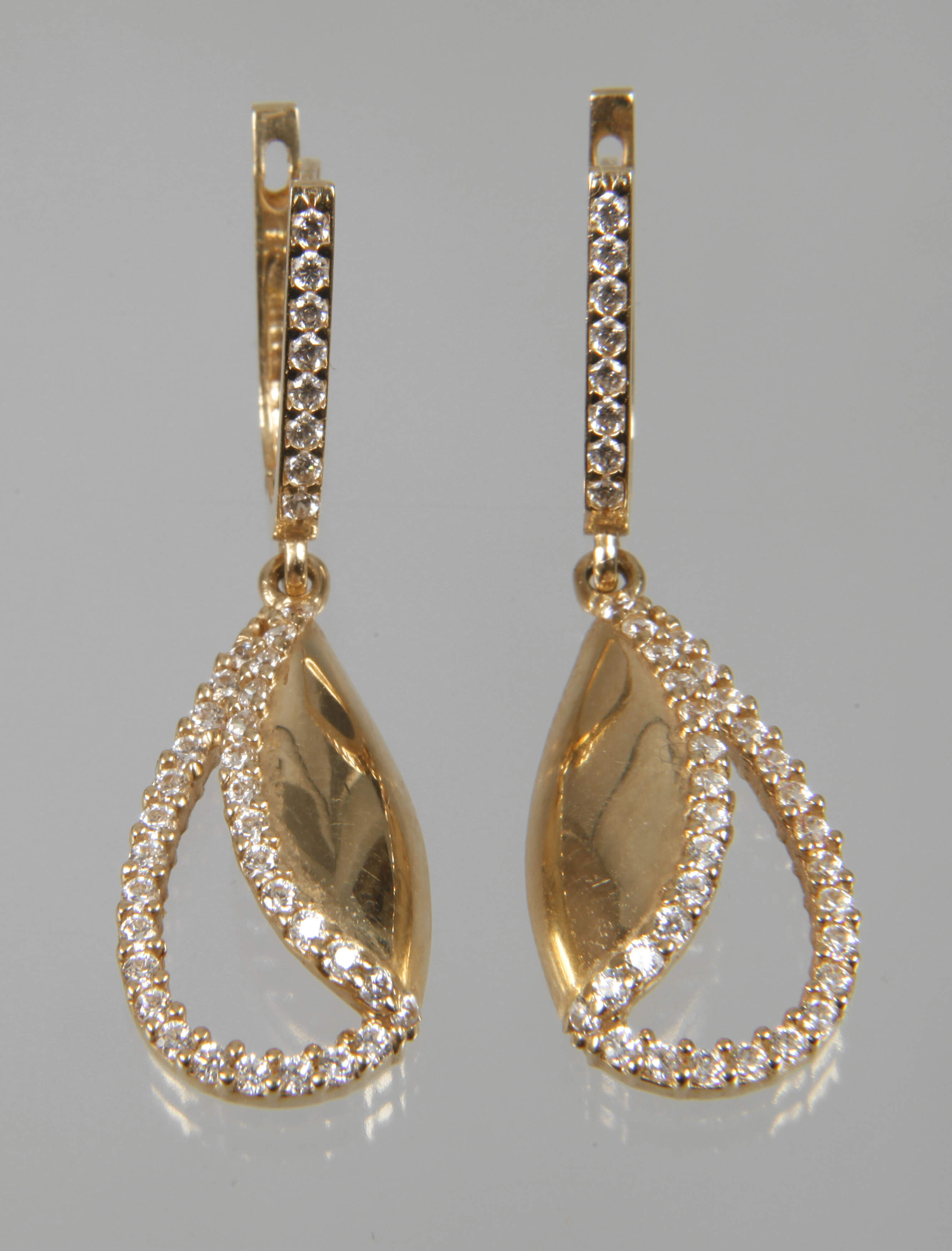 Paar Ohrhänger mit Diamanten