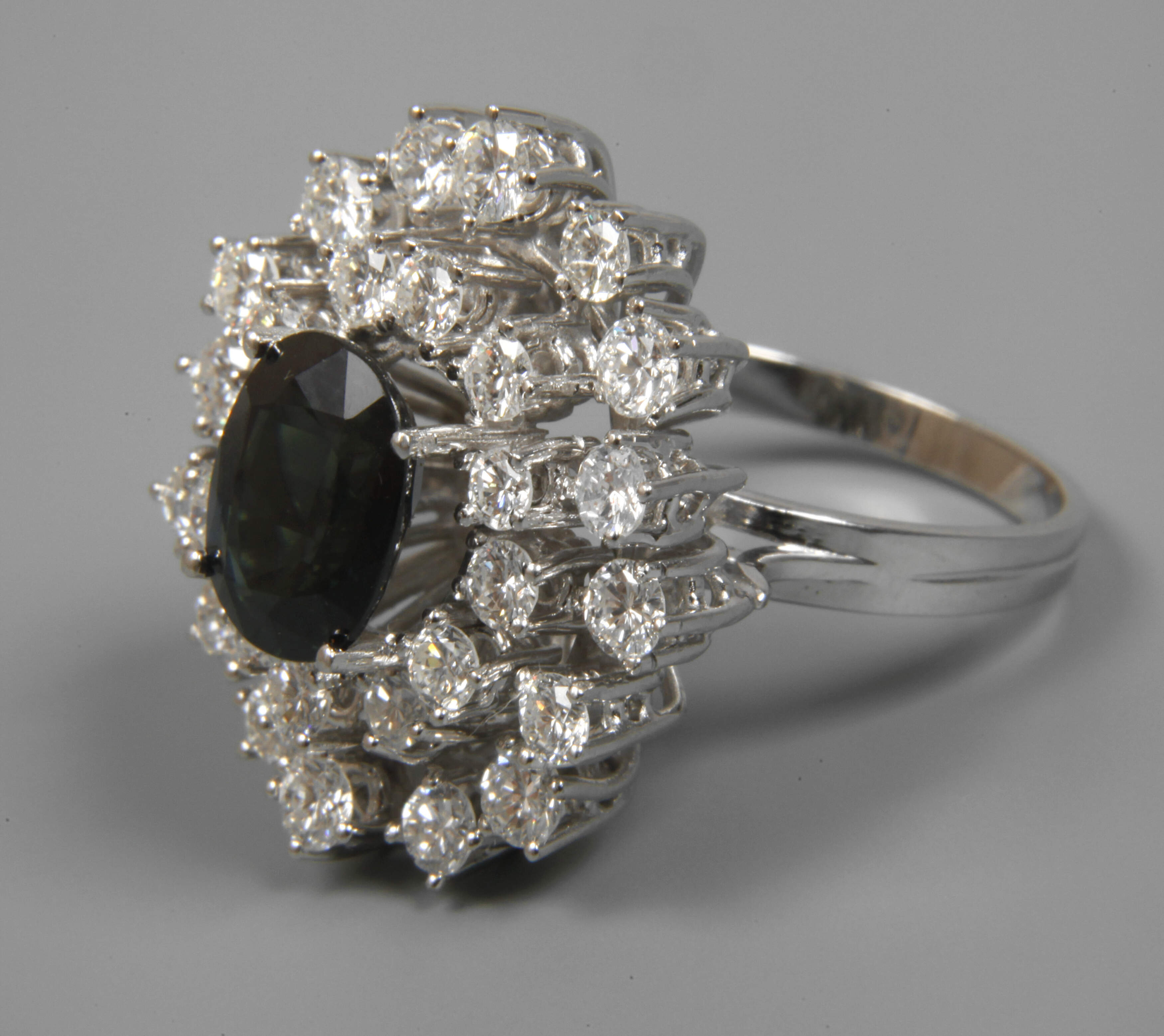 Prachtvoller Cocktailring mit Saphir und Brillanten