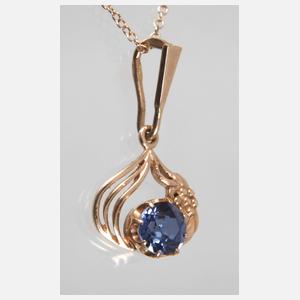 Anhänger mit Steinbesatz an Kette