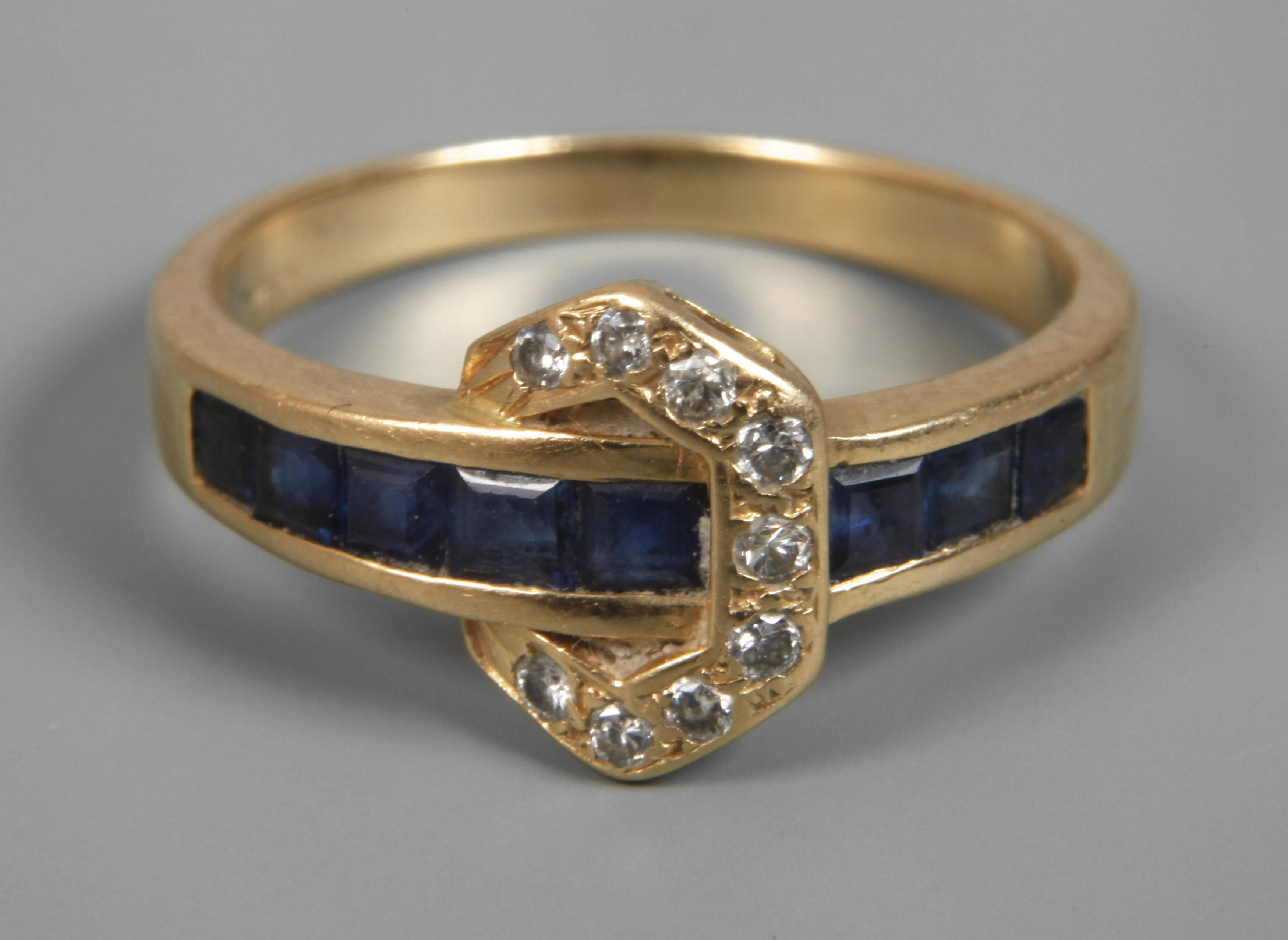Damenring mit Saphiren und Diamanten
