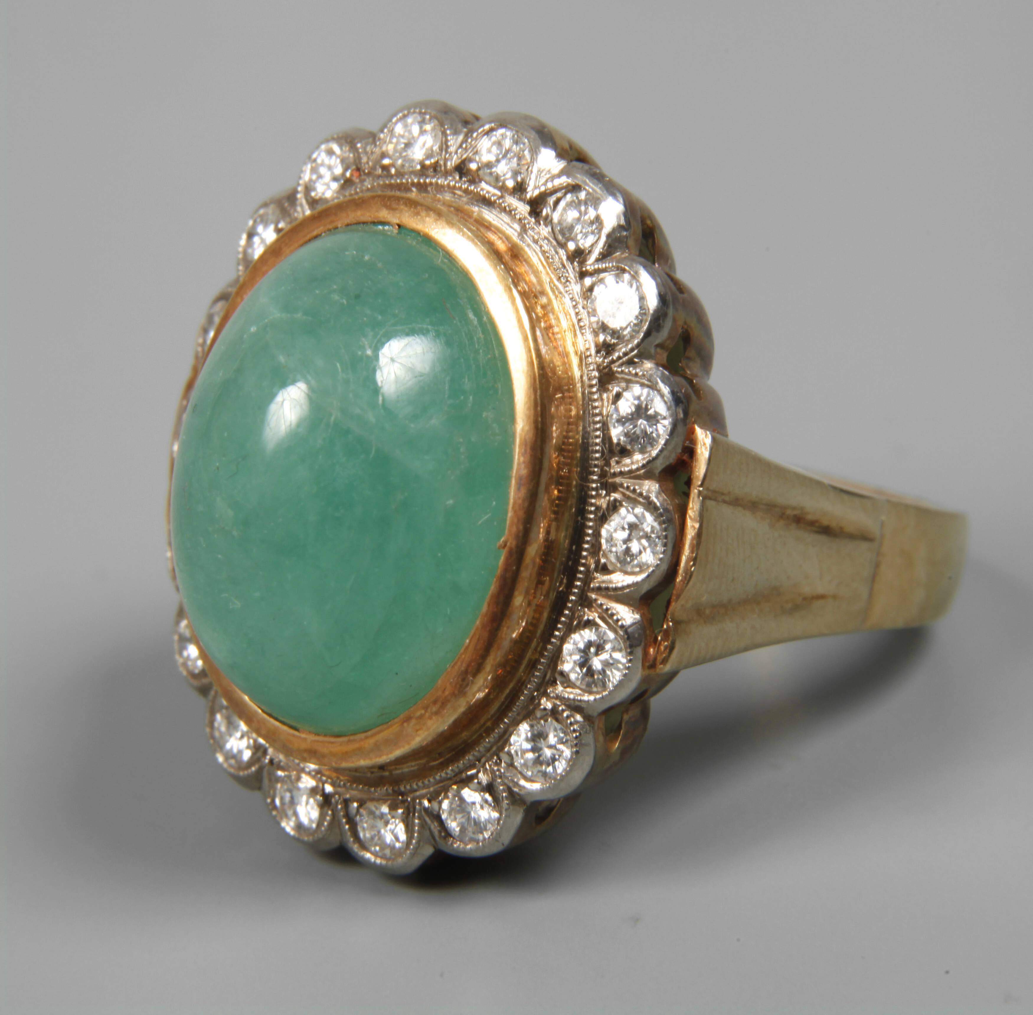 Damenring mit Smaragd und Brillanten