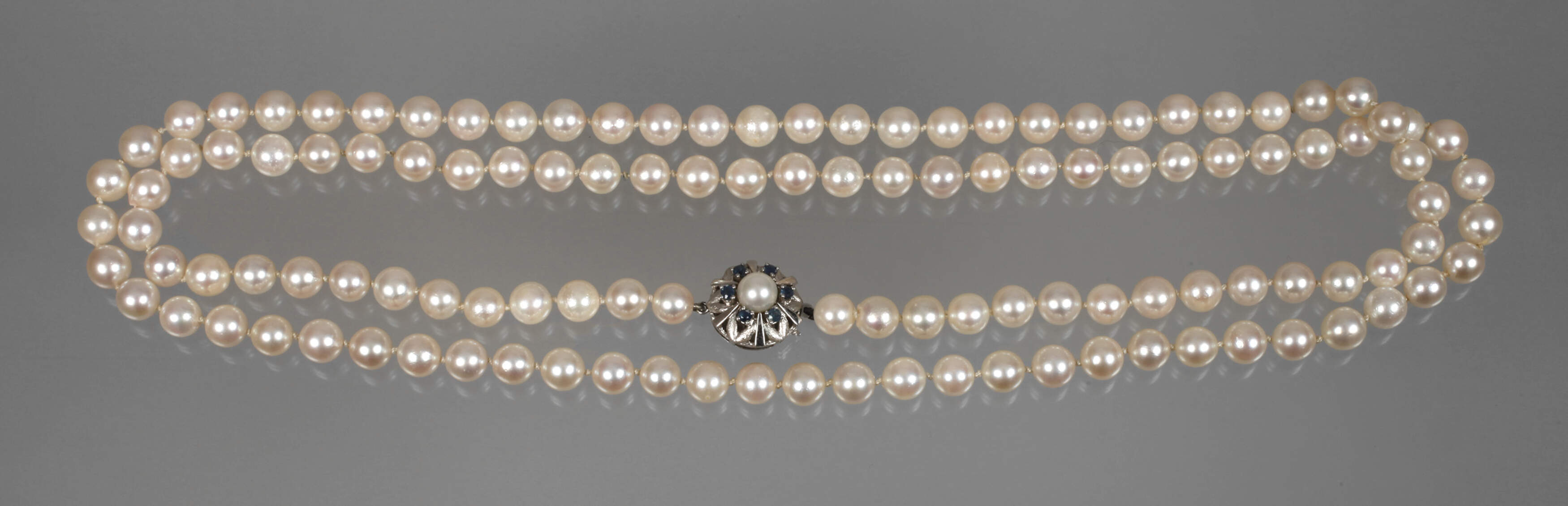 Lange Perlenkette mit Schmuckverschluss