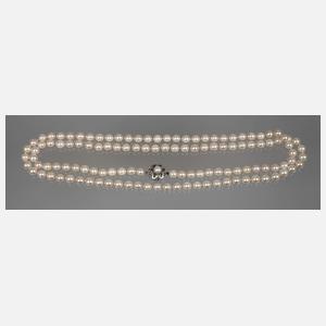 Lange Perlenkette mit Schmuckverschluss