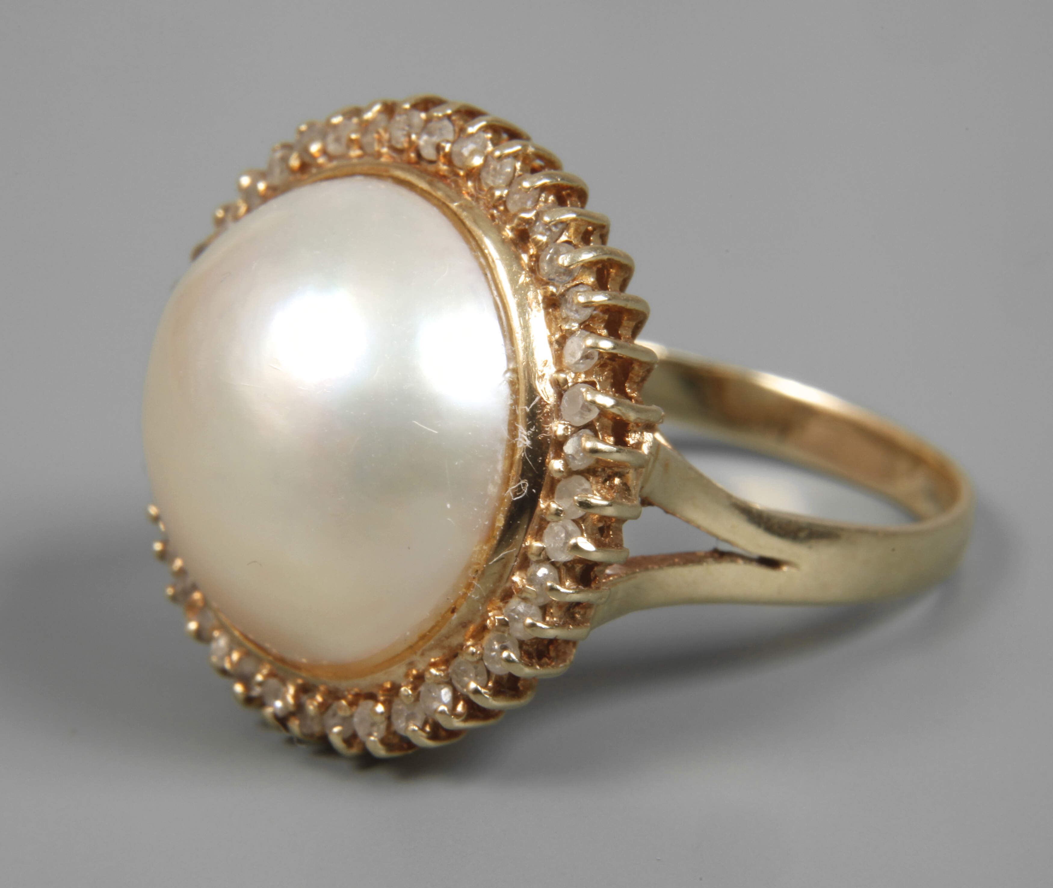 Damenring mit Mabéperle und Diamanten