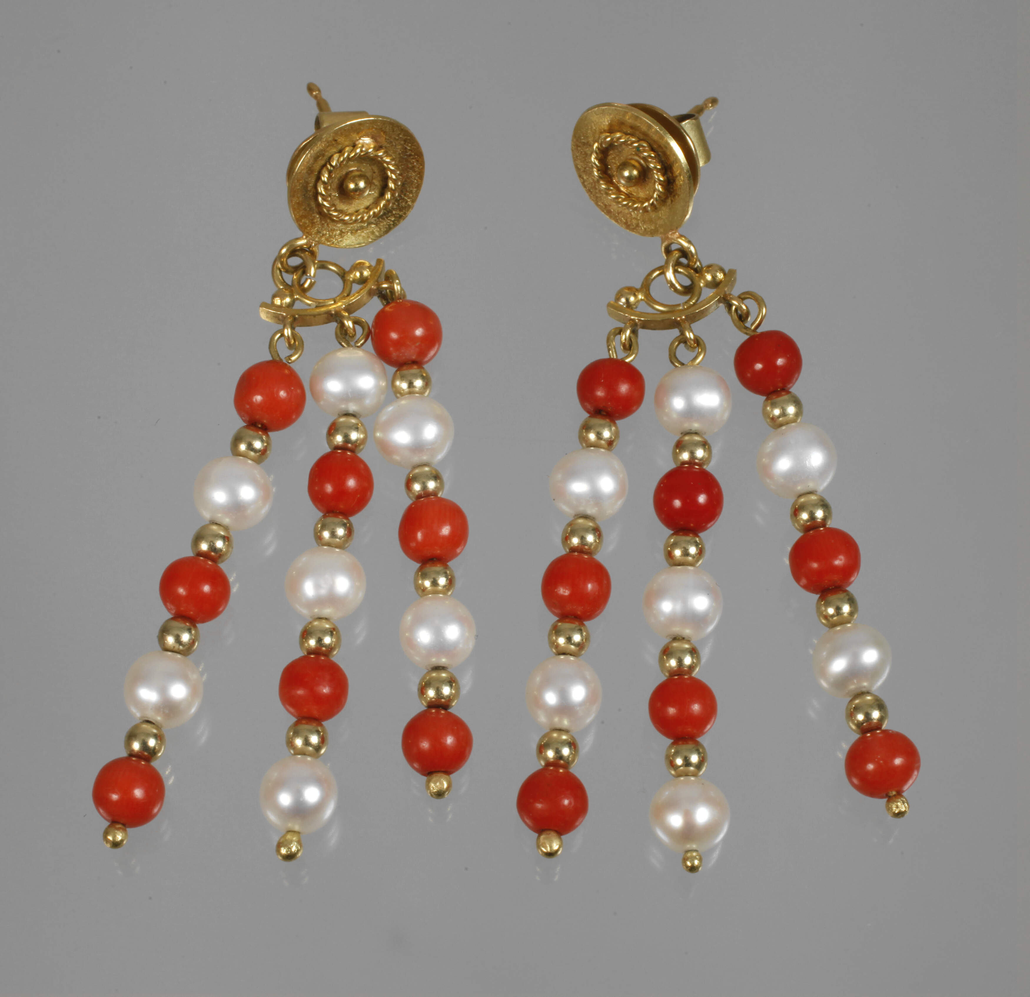 Paar Ohrhänger mit Perlen und Korallen