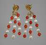 Paar Ohrhänger mit Perlen und Korallen