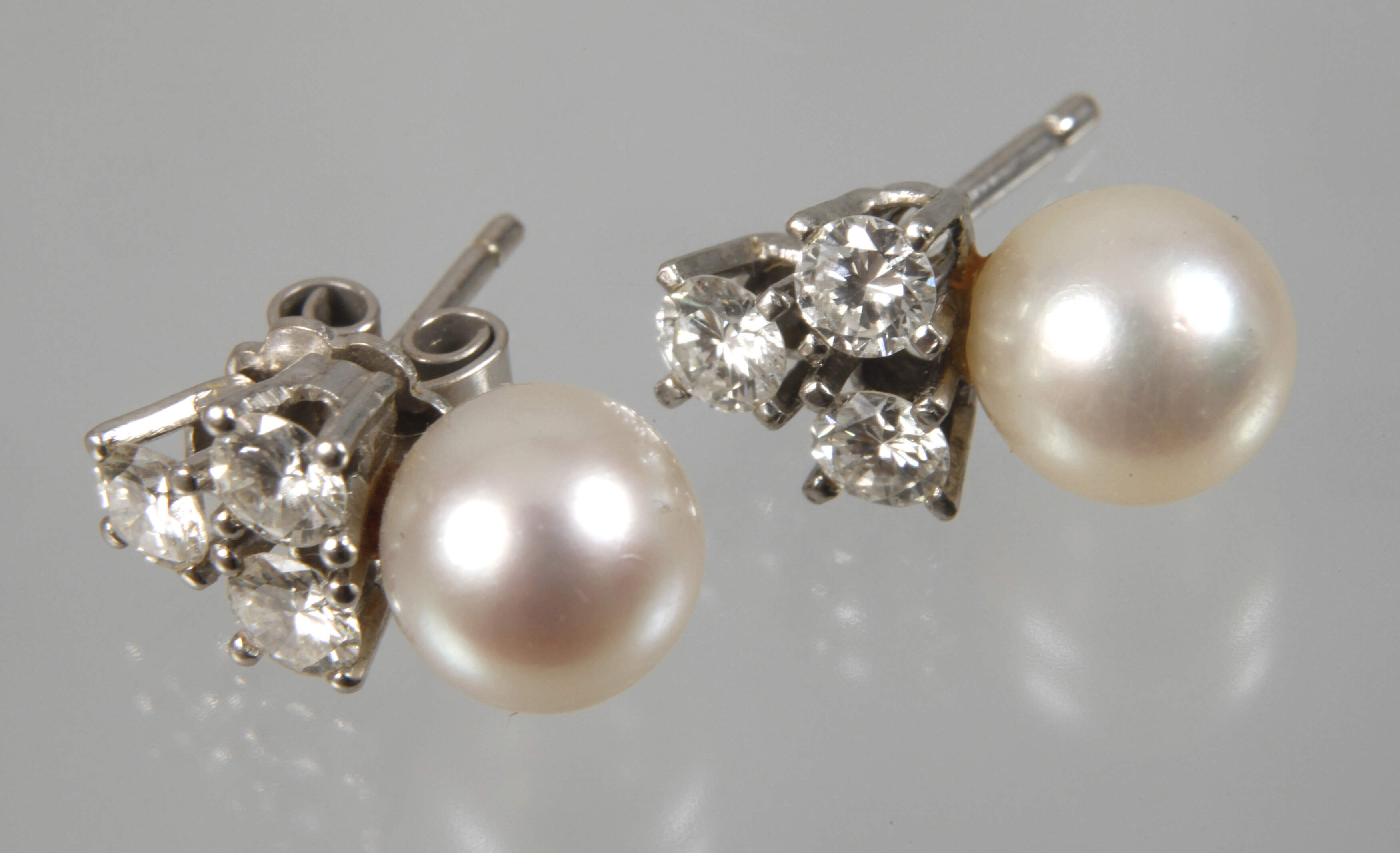 Paar Ohrstecker mit Perlen und Brillanten