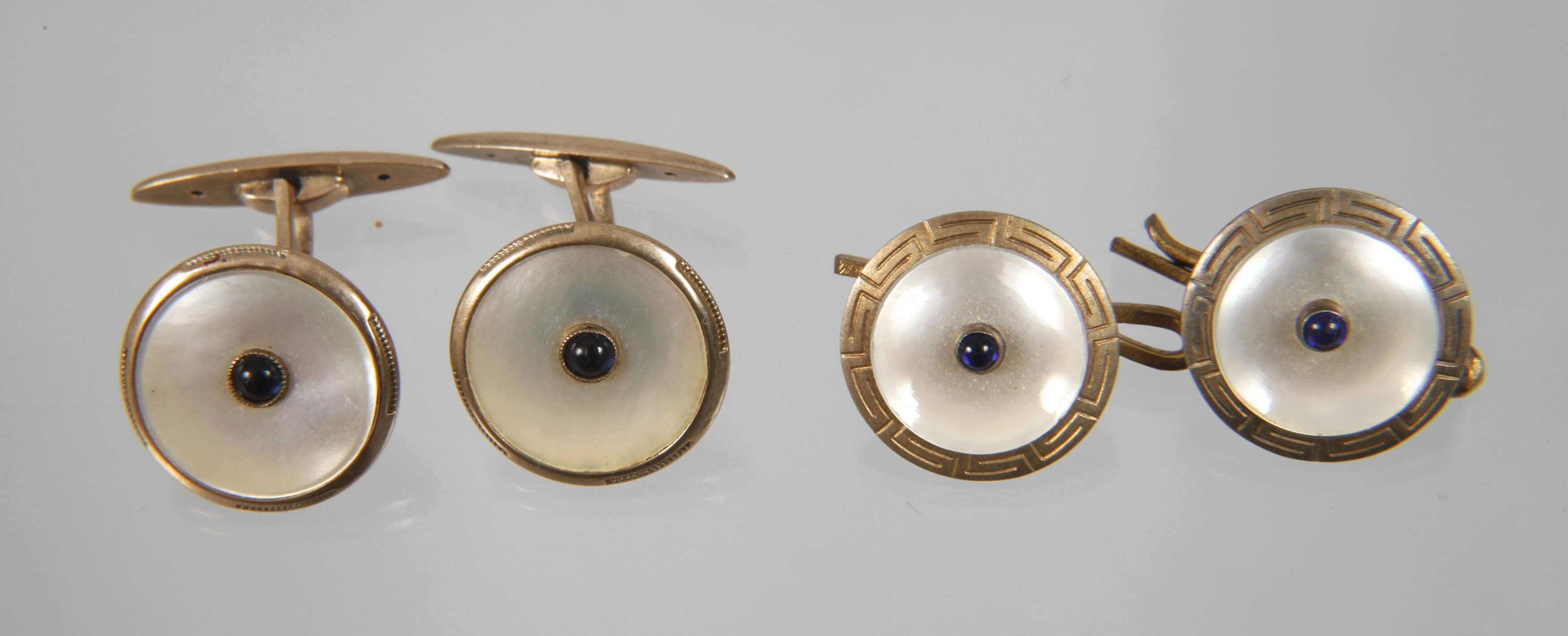 Zwei Paar Manschettenknöpfe Perlmutt