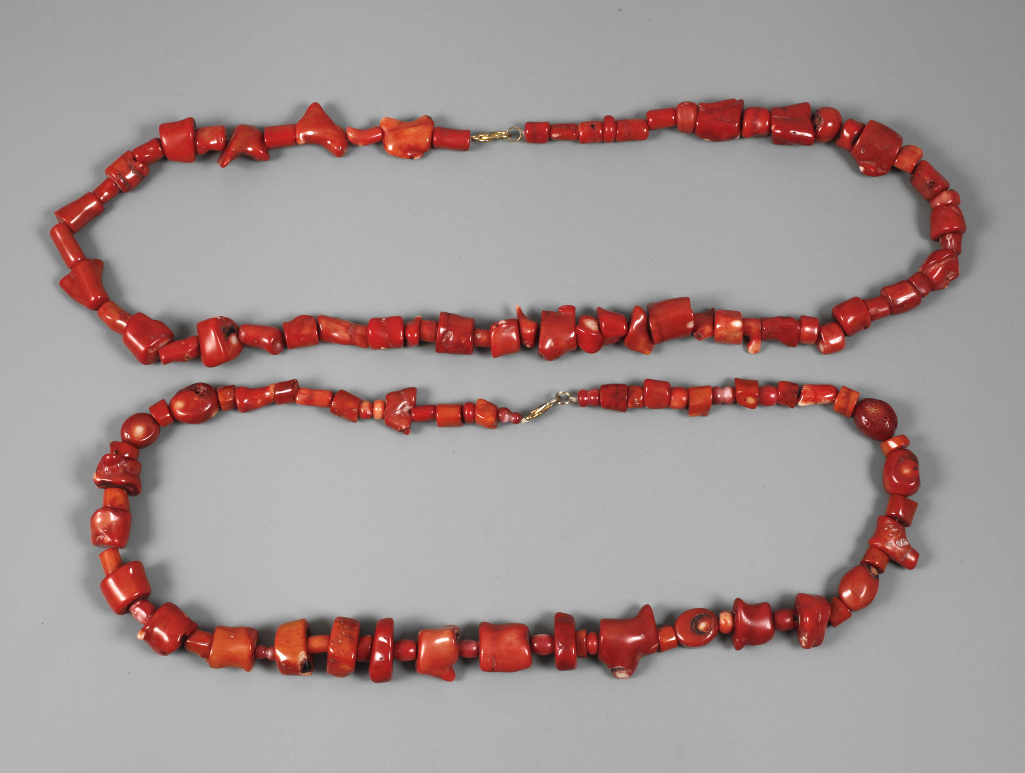 Zwei große Korallenketten