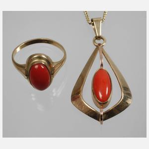 Zwei Schmuckteile mit Korallen