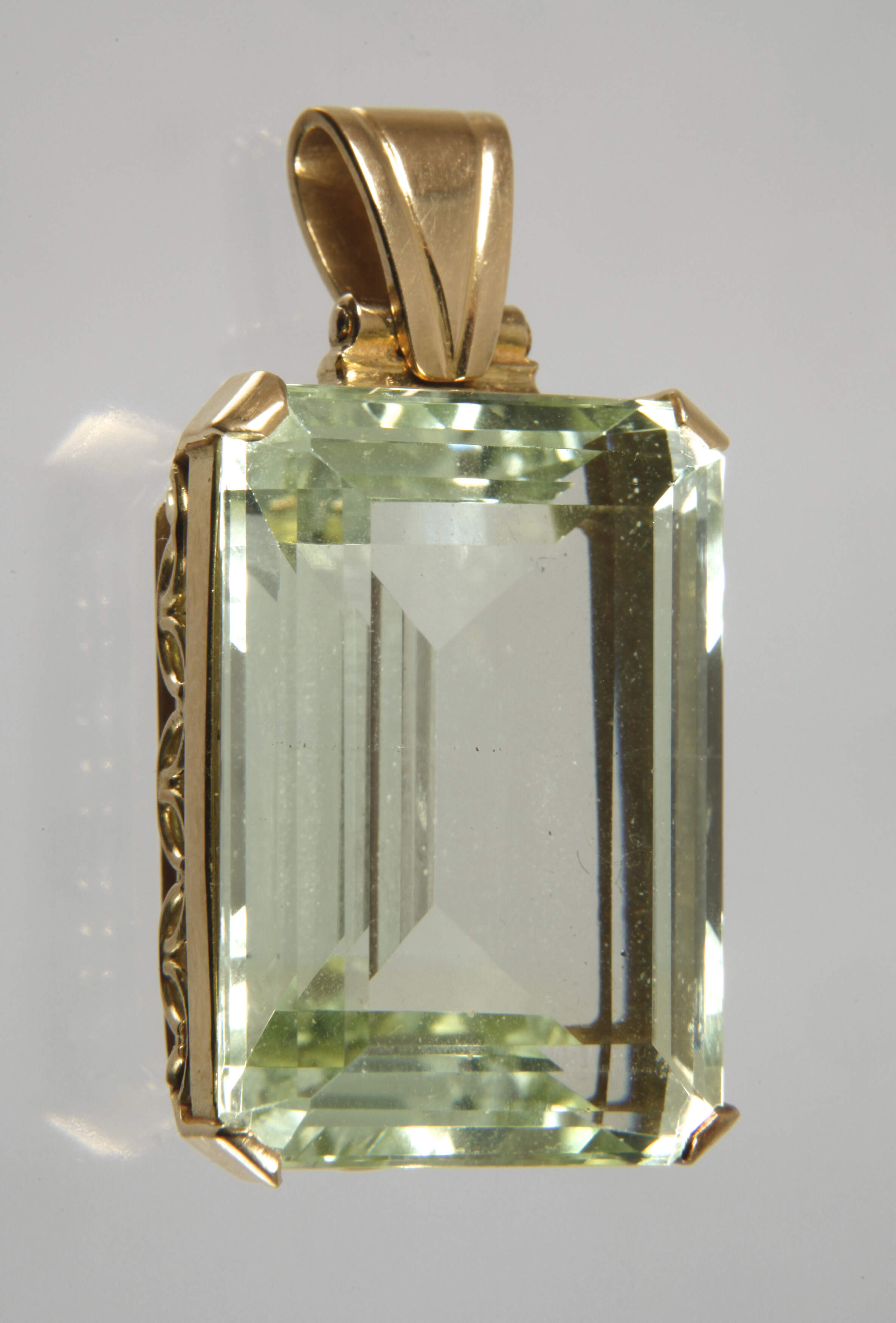 Anhänger mit großem Steinbesatz