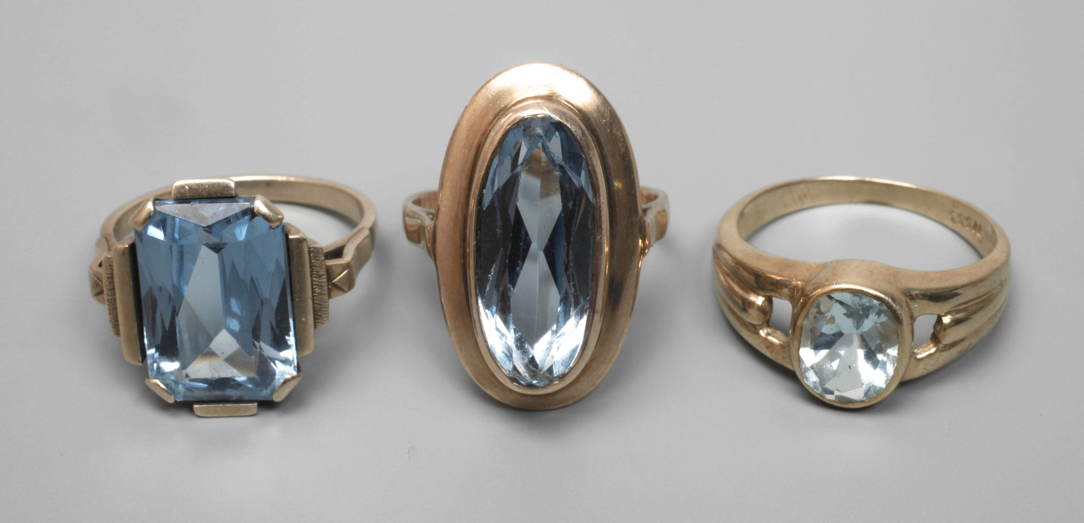 Drei Damenringe mit Steinbesatz