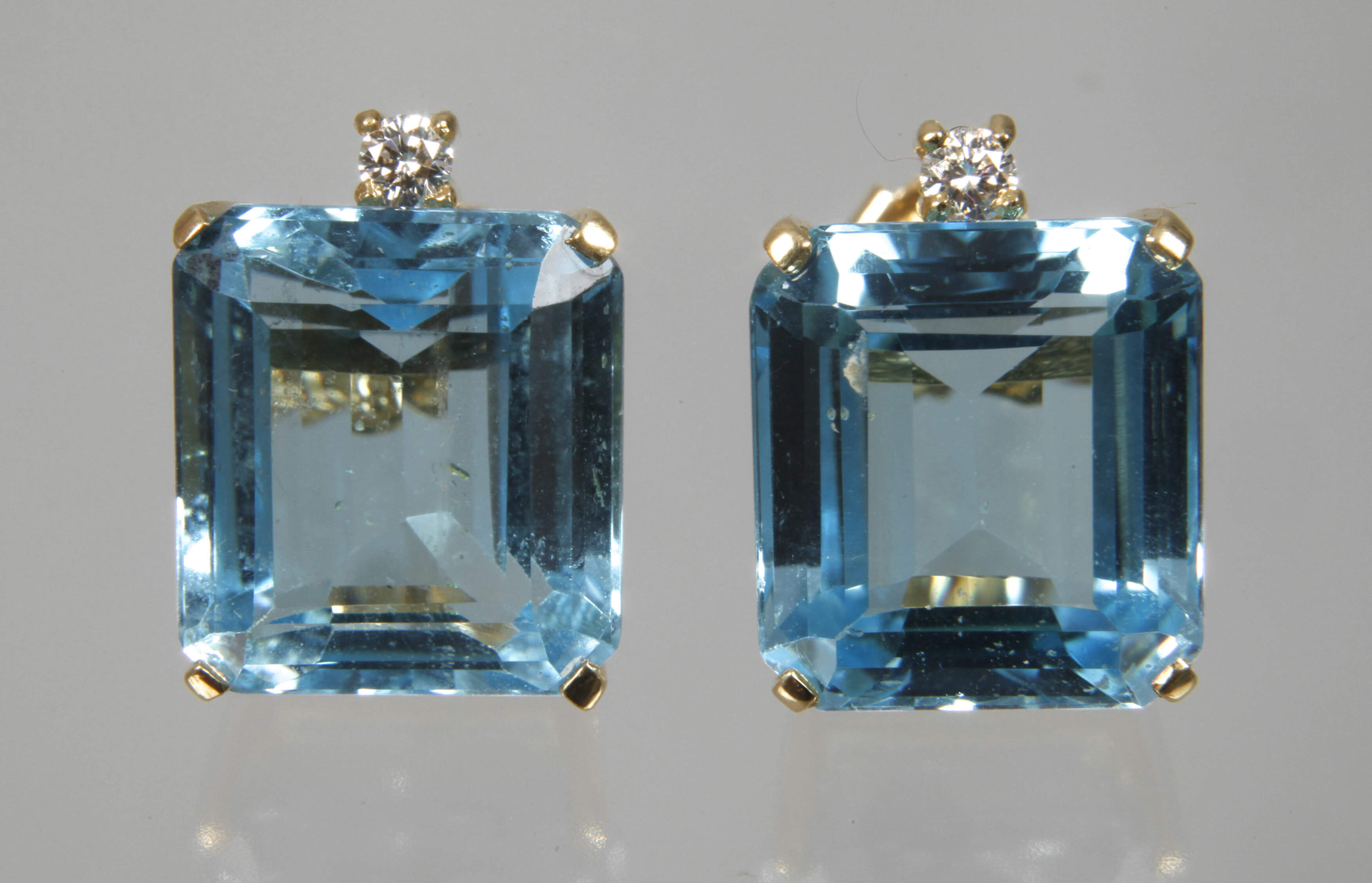 Paar Ohrstecker mit Blautopasen und Brillanten