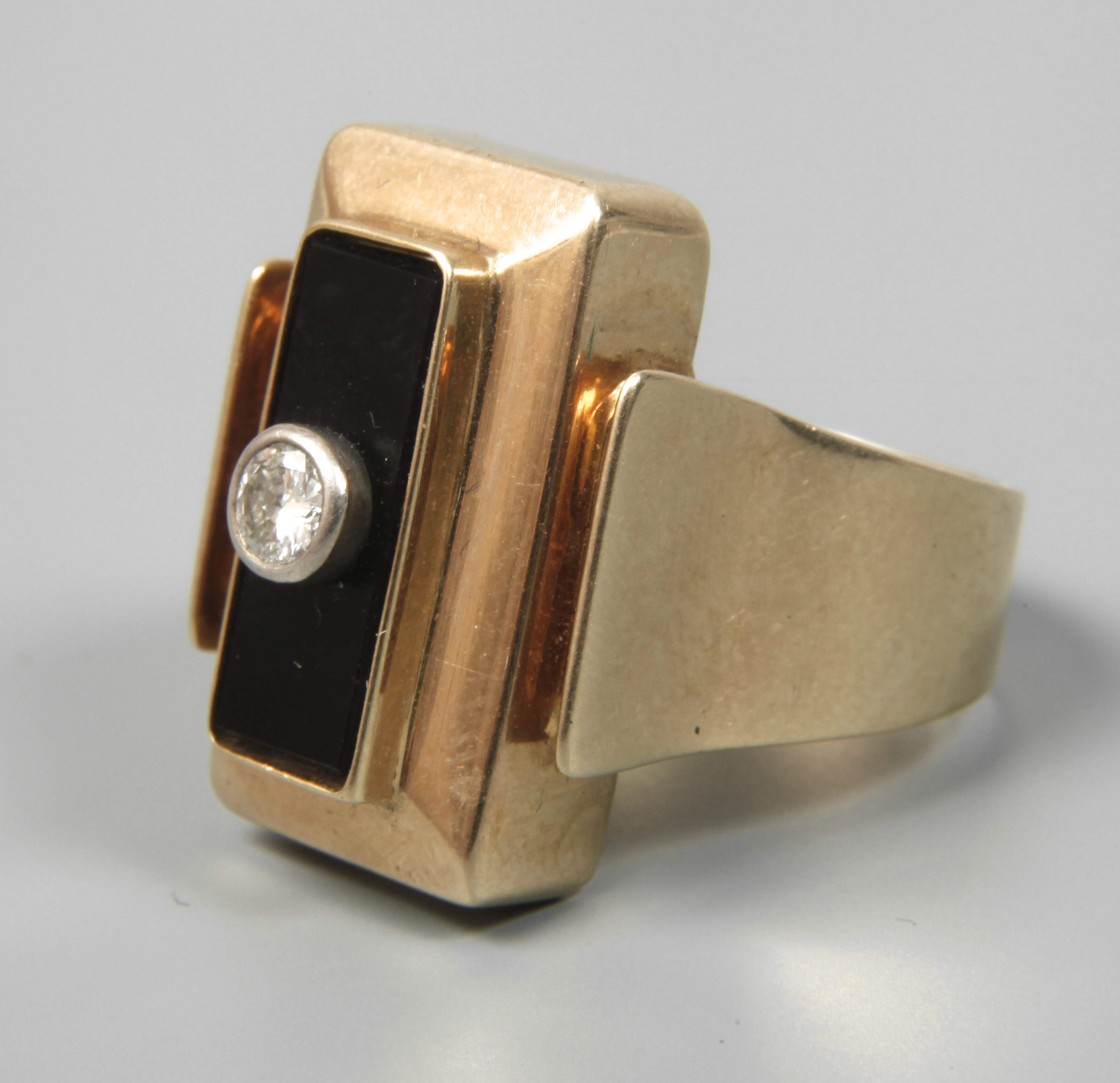 Herrenring mit Onyx und Brillant